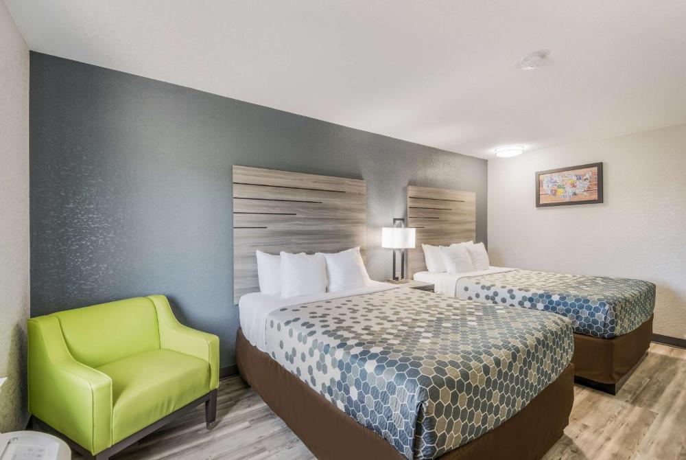 Queen Room with Two Queen Beds - Non-Smoking interior