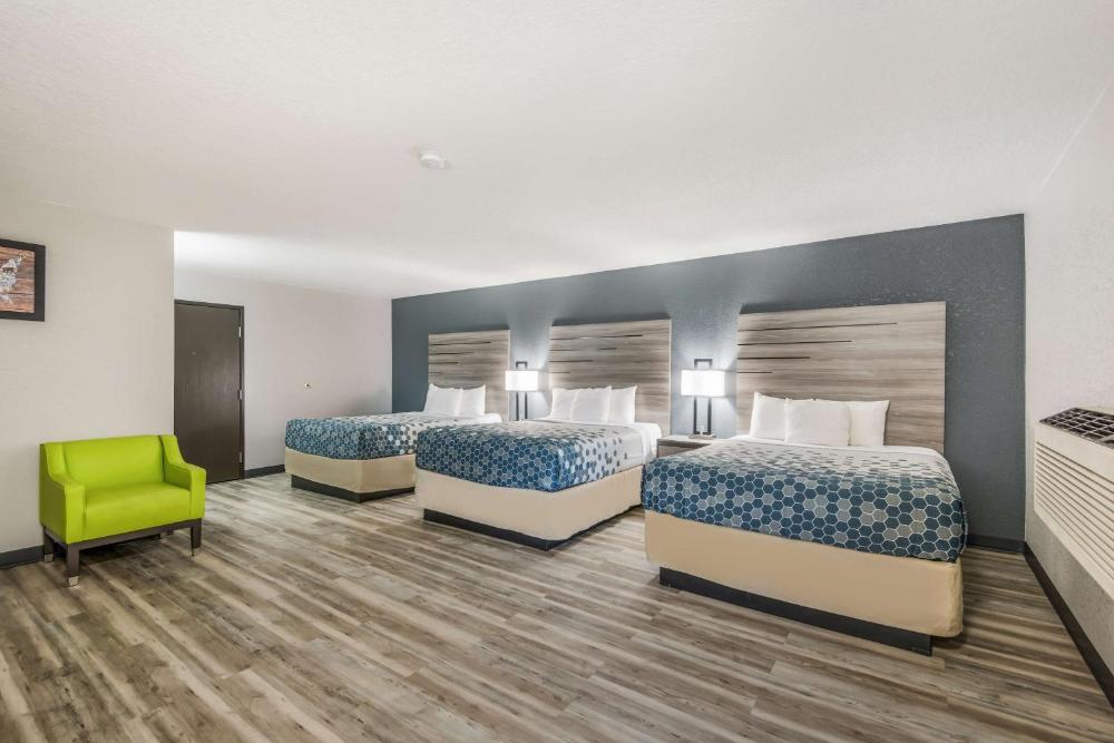 Queen Suite with Three Queen Beds - Non Smoking interior