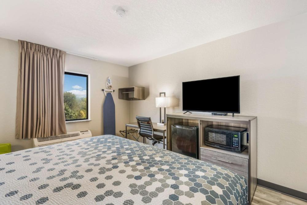 King Room - Non-Smoking interior